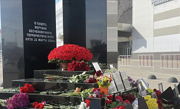 К мемориалу в память о жертвах теракта в "Крокусе" несут цветы