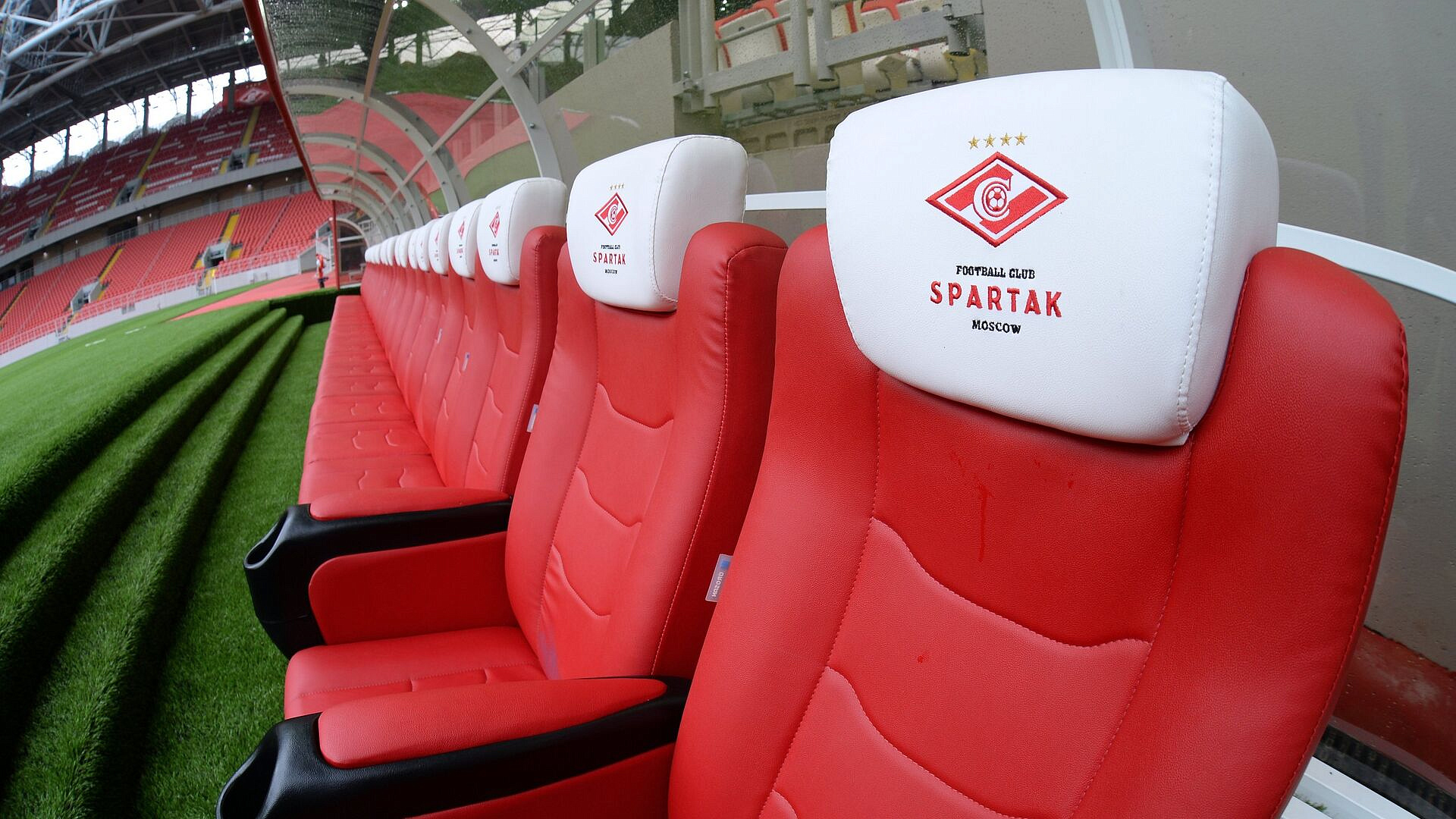 В трансляции матча "Спартака" появился титр с нецензурным комментарием