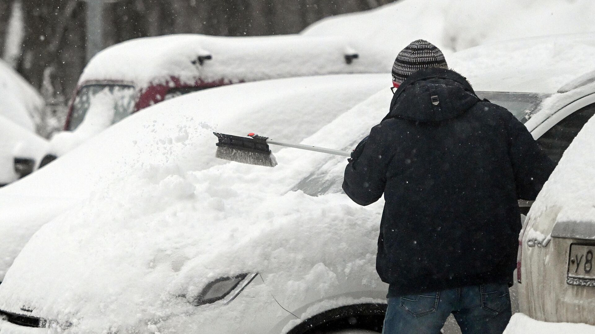 Автоюрист объяснил, почему нельзя не чистить автомобиль от снега