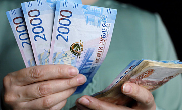 Треть россиян хранят сбережения "под подушкой"