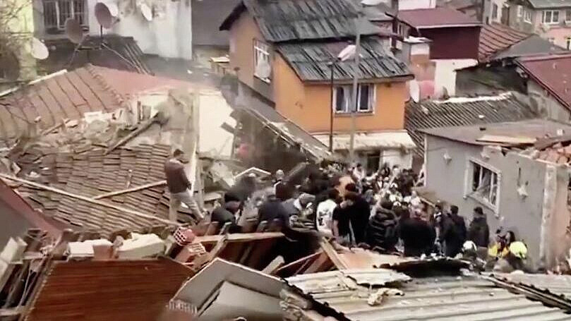 В Стамбуле один человек погиб при обрушении двух домов