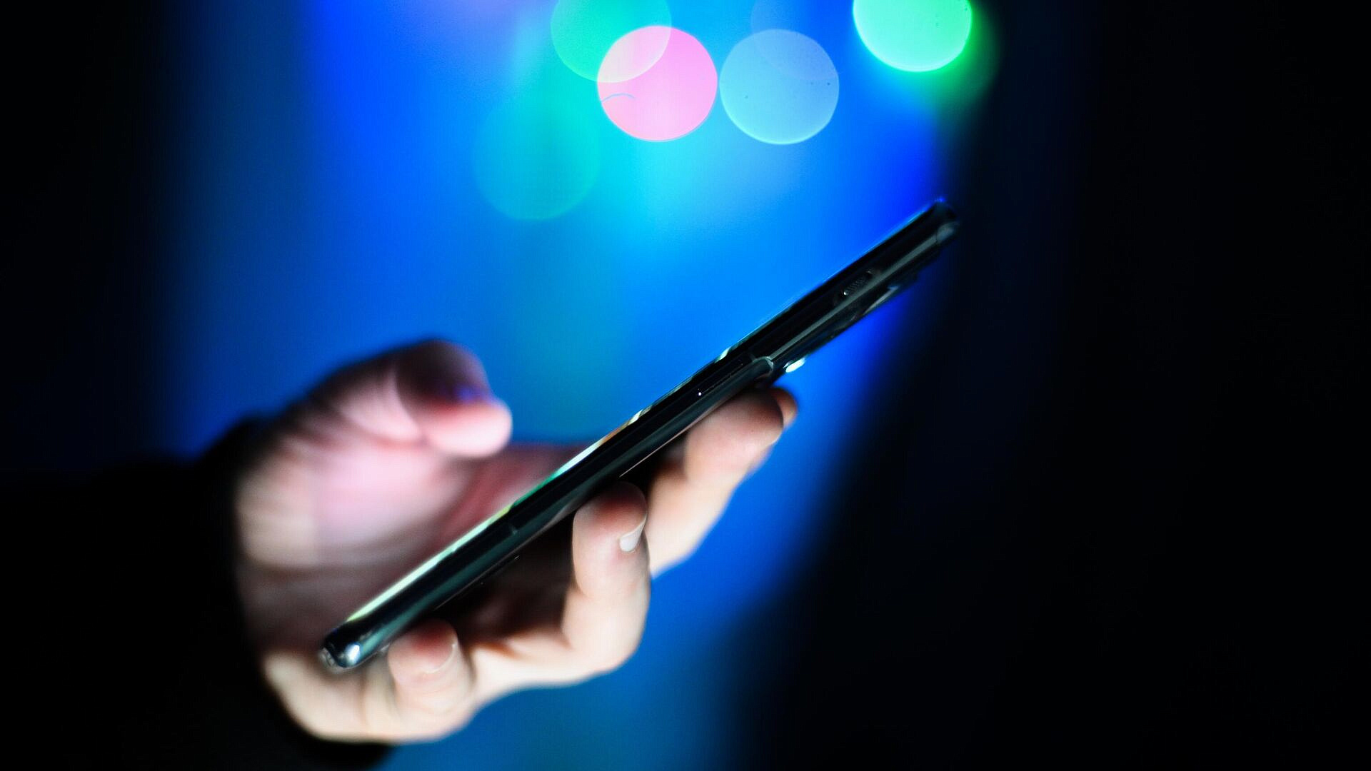 В Великом Новгороде у школьника задымился телефон во время урока