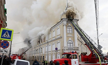 На горящем здании военного госпиталя в Туле обрушился шпиль