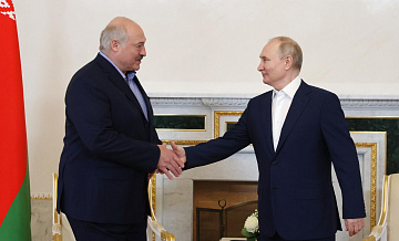 Лукашенко назвал победу Путина на выборах ошеломляющей