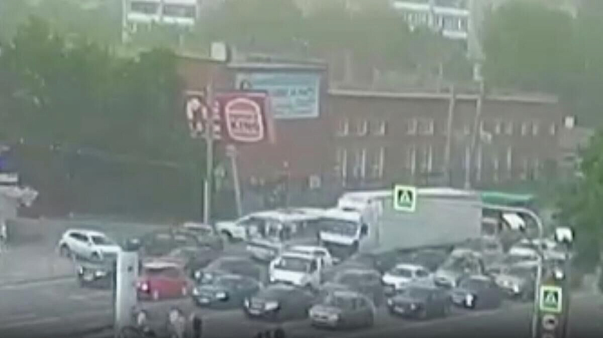 В Челябинске ураганный ветер повалил 30 деревьев