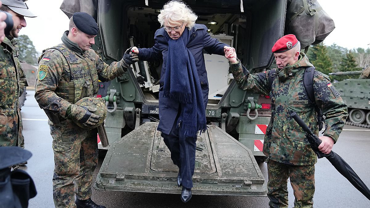 Министр обороны ФРГ Ламбрехт покинула пост Министр обороны ФРГ Ламбрехт покинула пост