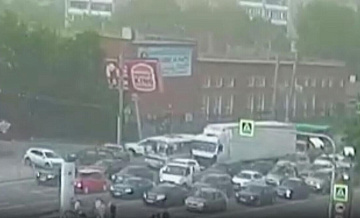 В Челябинске ураганный ветер повалил 30 деревьев