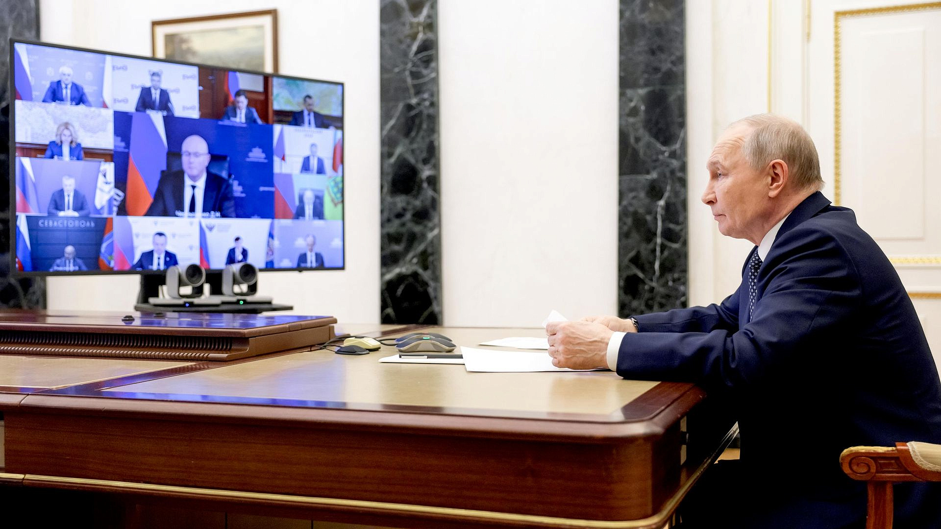 Путин заслушал доклады Новака и Никитина по ситуации с топливом