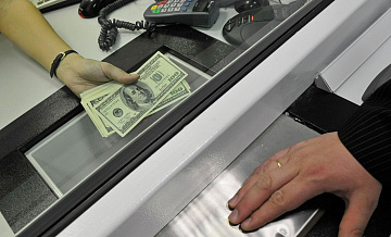 Россиянам объяснили, как быстро избавиться от старых долларов 