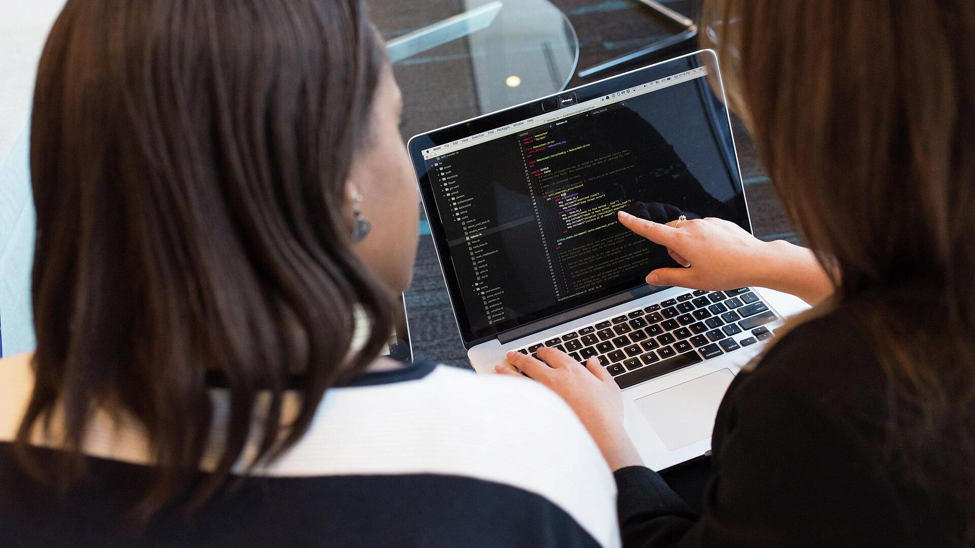 Российские предприятия внедряют отечественный софт, заявил Мишустин