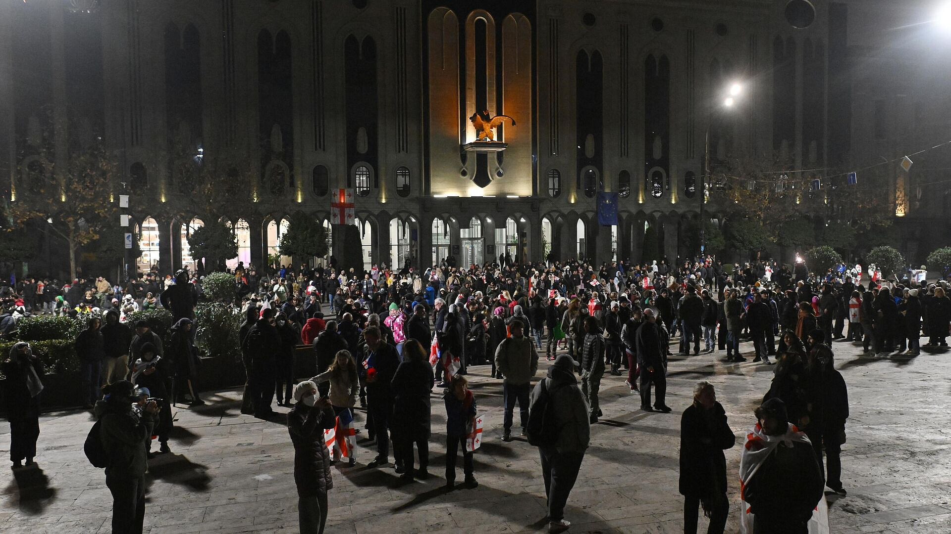 В Тбилиси полиция собрала спецтехнику недалеко от митинга оппозиции