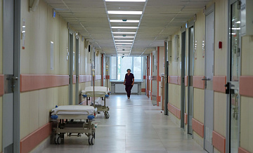 В ХМАО госпитализировали троих детей, пострадавших при сходе снега