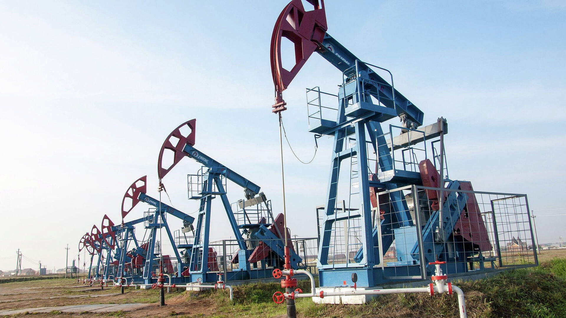 Цена на нефть марки Brent поднялась выше 99 долларов за баррель