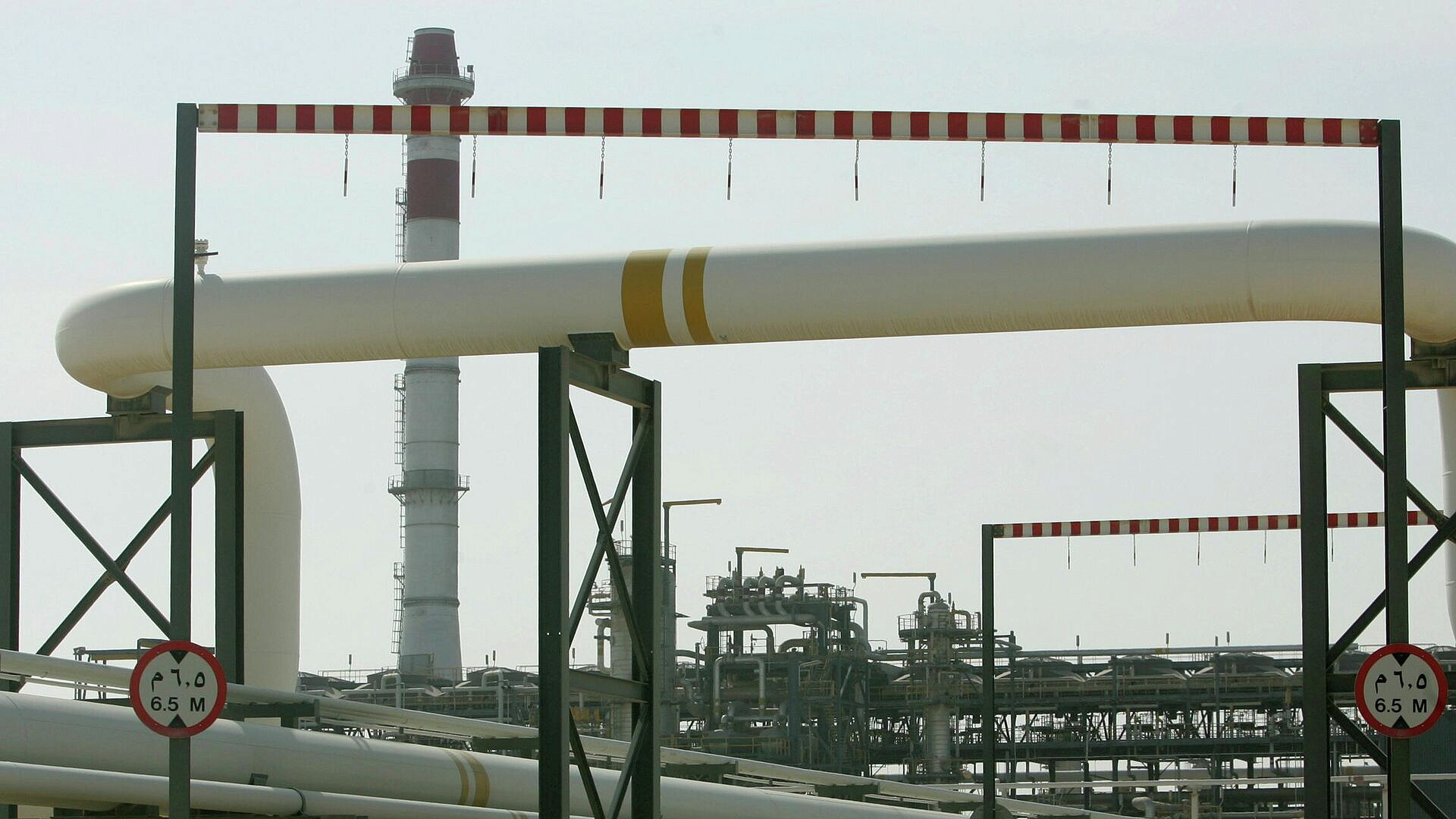 На нефтегазовом месторождении в ОАЭ загорелся ГПЗ