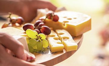 Врач рассказала, кому нельзя есть сыр