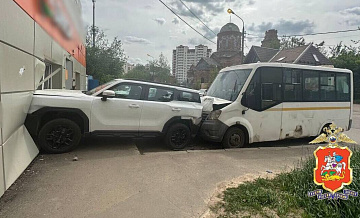 В Подмосковье автобус въехал в припаркованную машину