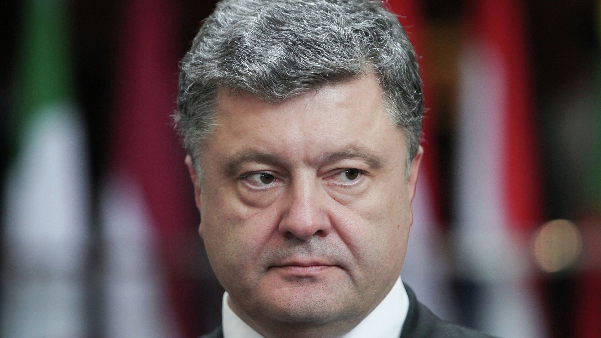 Опрос показал отношение украинцев к санкциям против Порошенко*