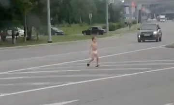 В Тюмени завели дело на родителей ребенка, бегавшего по дороге в подгузнике