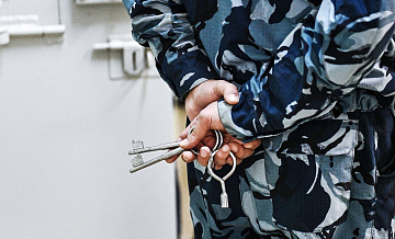 На Урале мужчина выгнал из будки собаку, чтобы спрятаться от силовиков