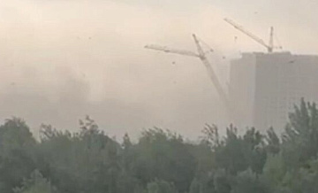 В Петербурге ураган повалил строительный кран