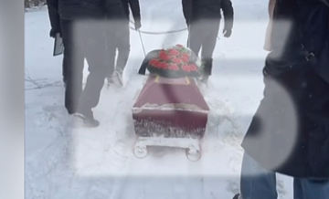 В Калуге объяснили, почему жители везли гроб на санях по нечищеной дороге