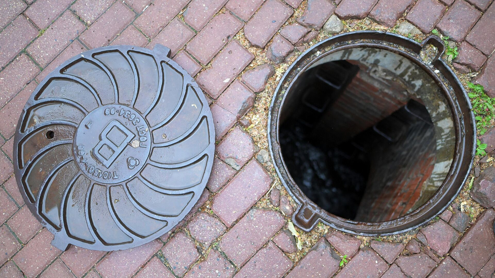 В Чувашии ребенок погиб, упав в канализационный колодец