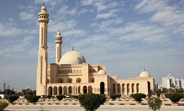 В Бахрейне в результате атаки Ирана произошел пожар на одном из предприятий