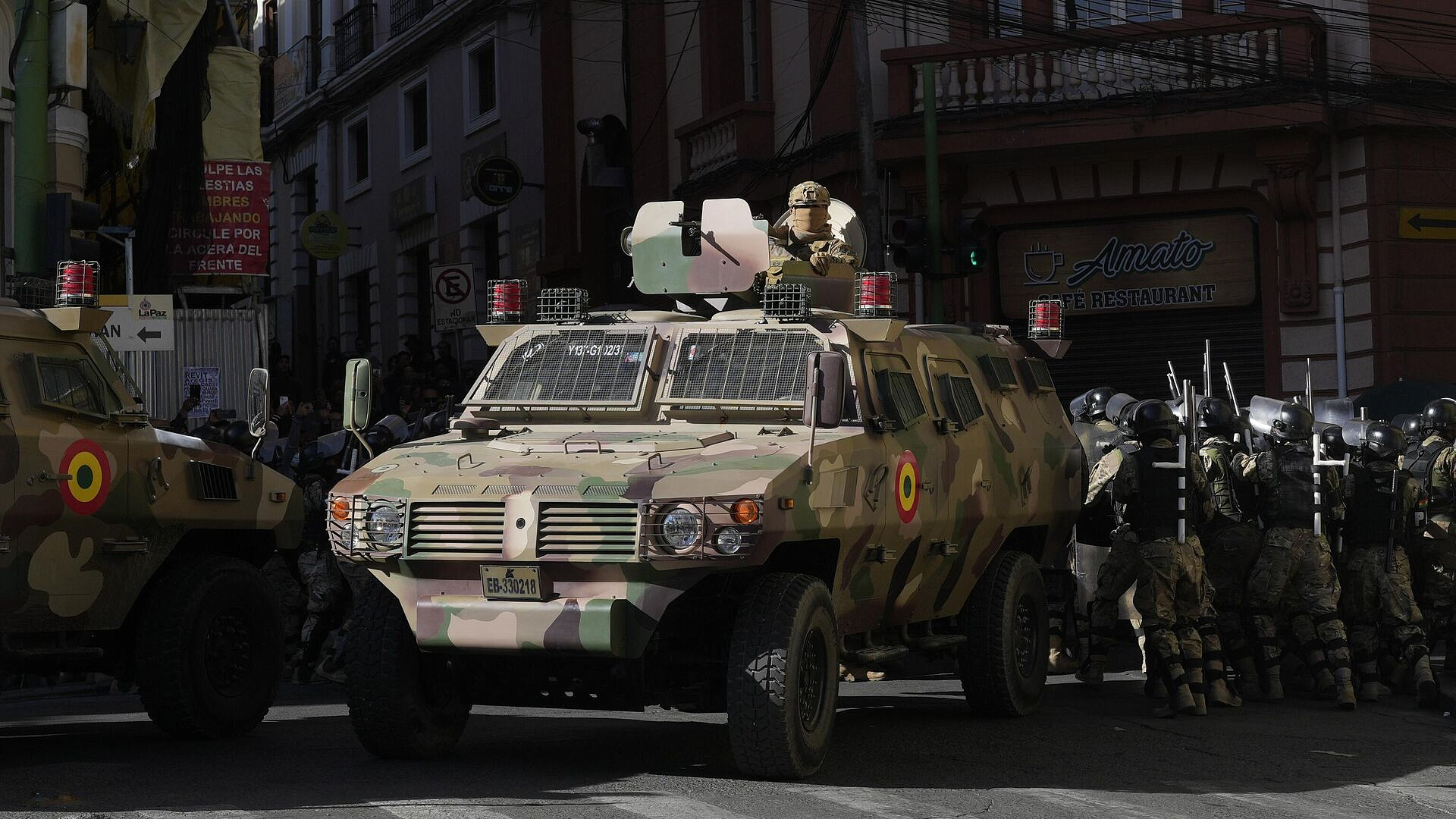 Упавший в Боливии самолет перевозил деньги