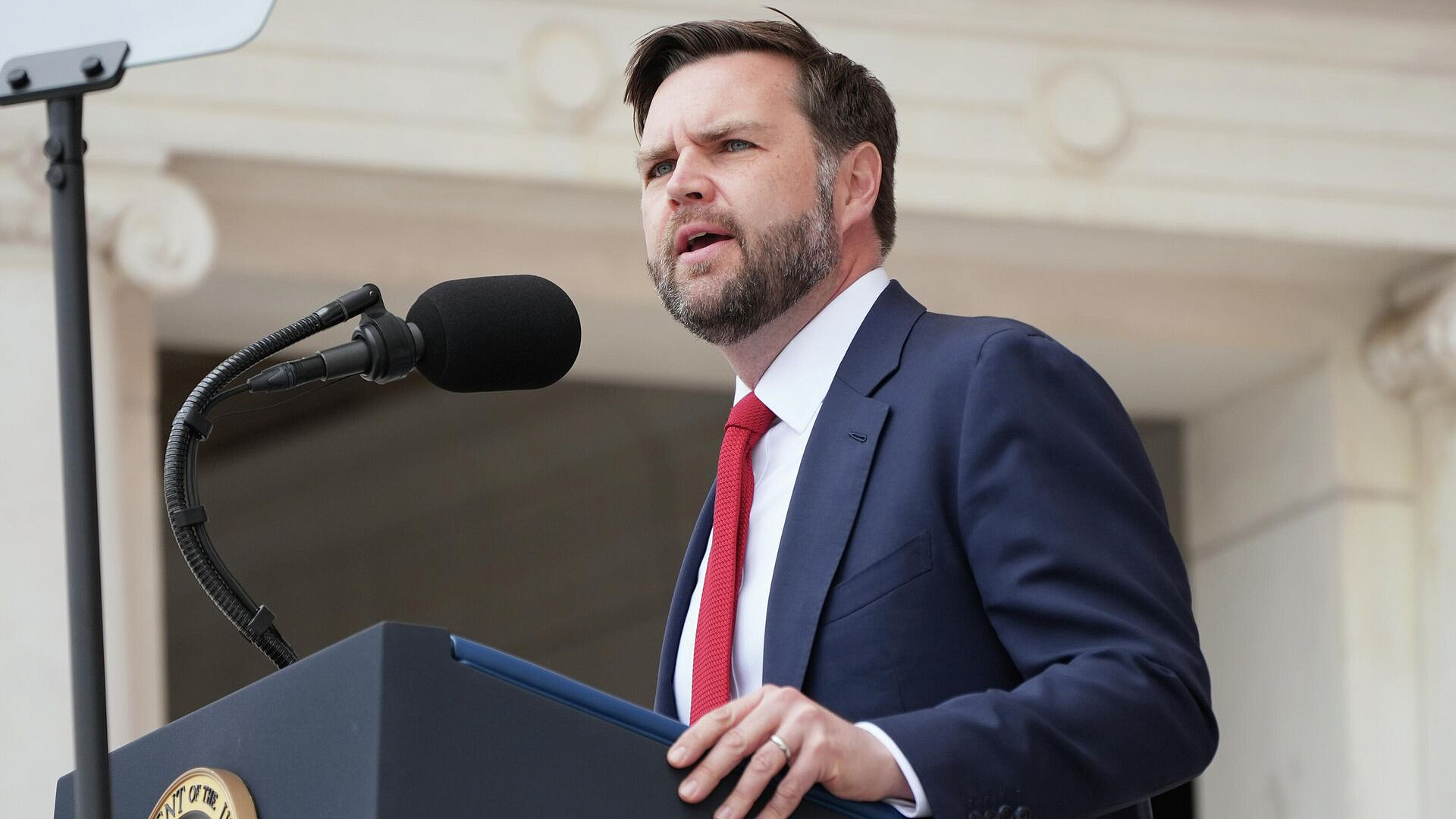 Вэнс пригрозил Ирану "другими вариантами" в случае отсутствия сделки