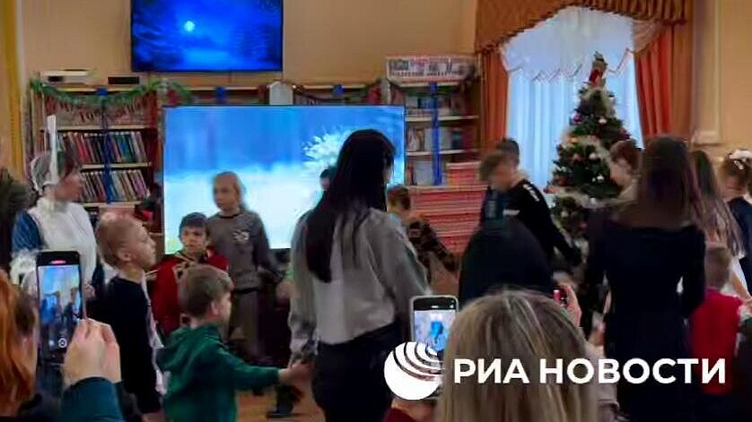 В Донецке устроили новогодний праздник для детей погибших военных