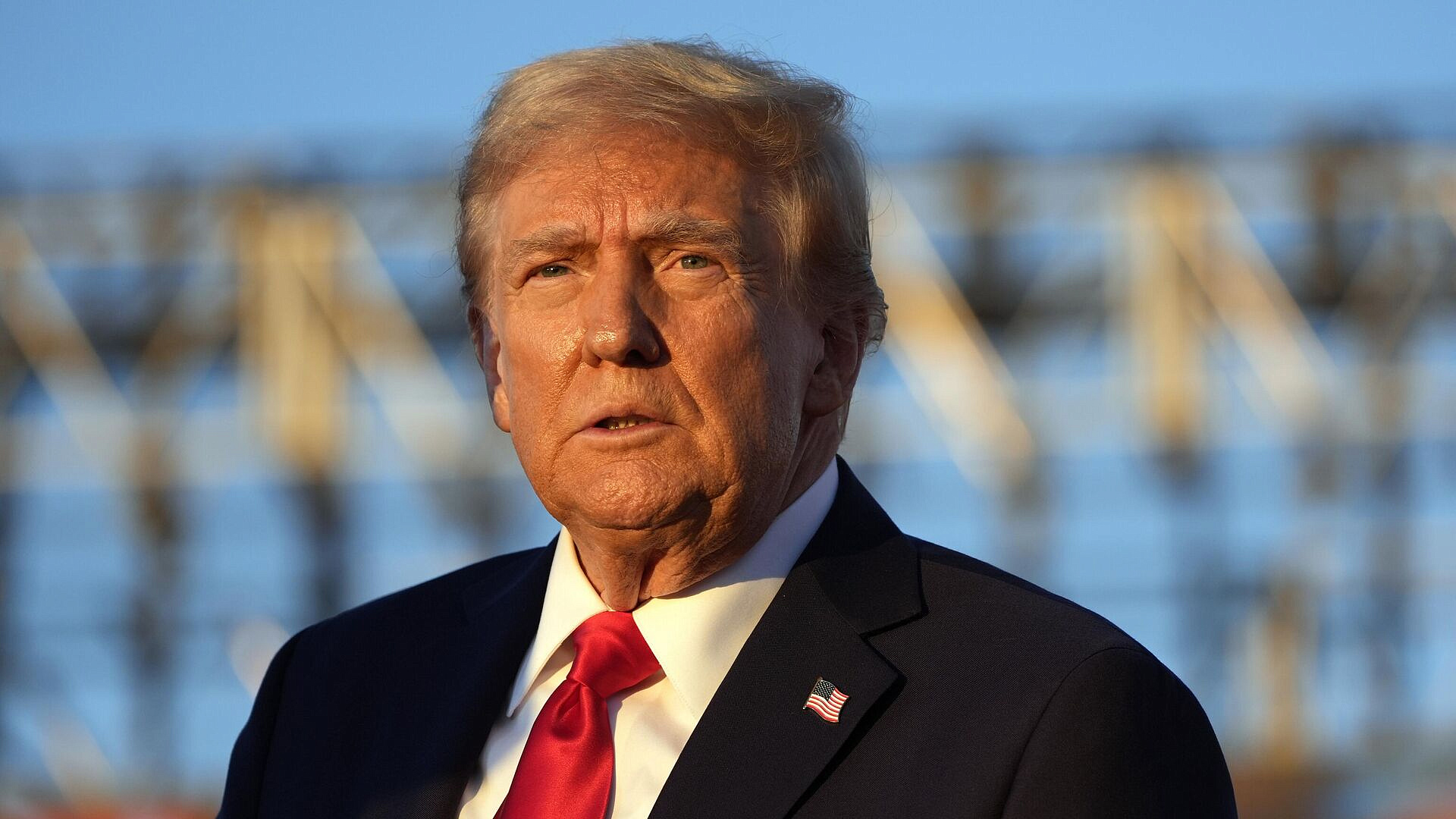 Рейтинг одобрения Трампа продолжает падать, показал опрос