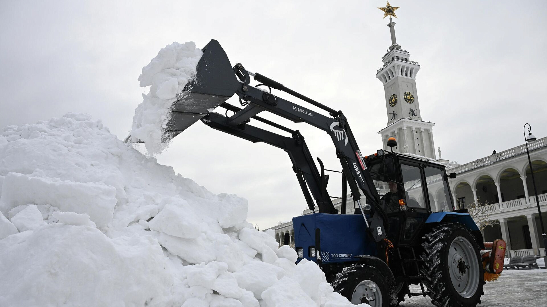 В Москве коммунальные службы непрерывно очищают дороги от снега 