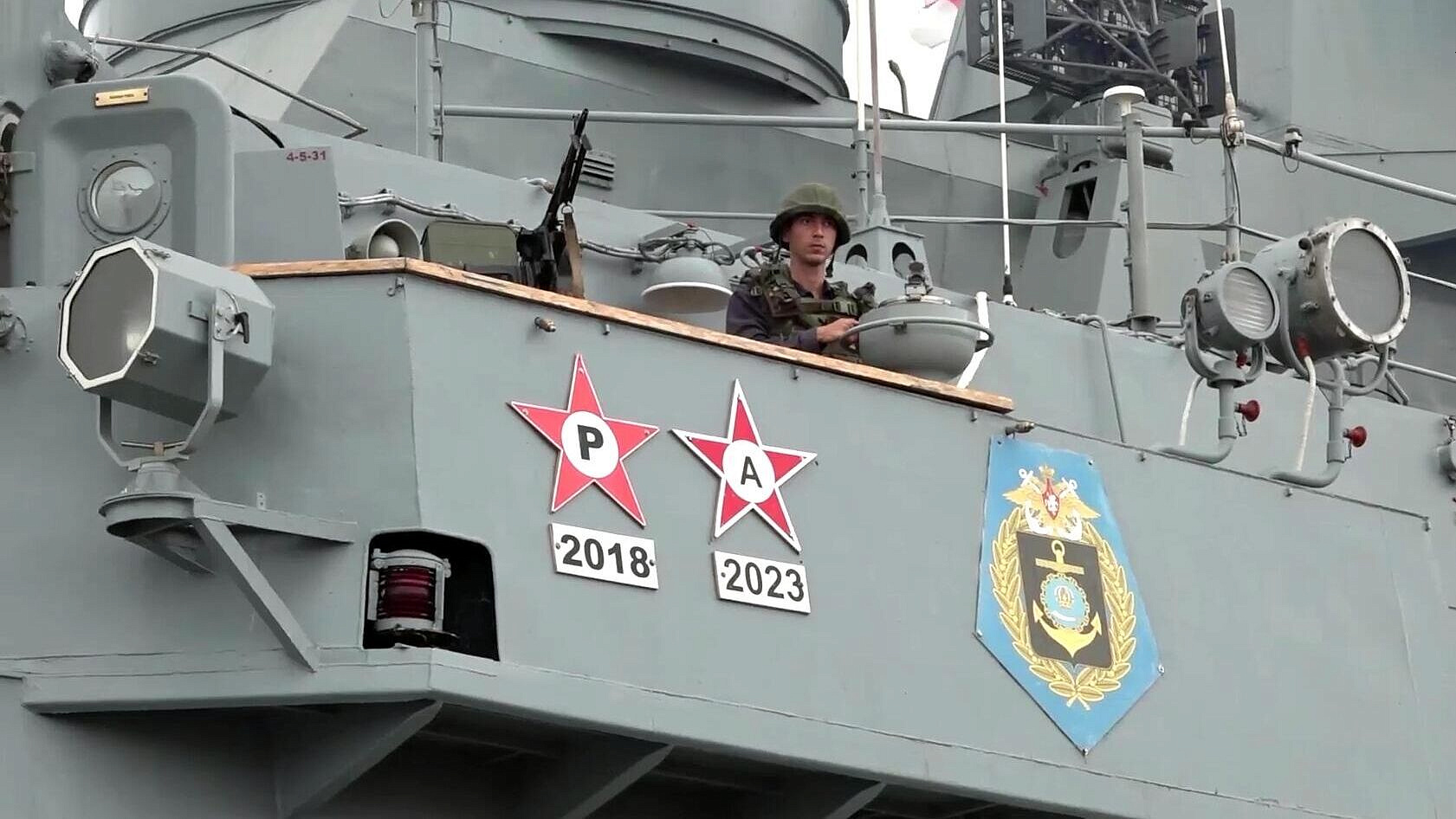 Корабли Каспийской флотилии уничтожили катера противника на учениях "Океан"