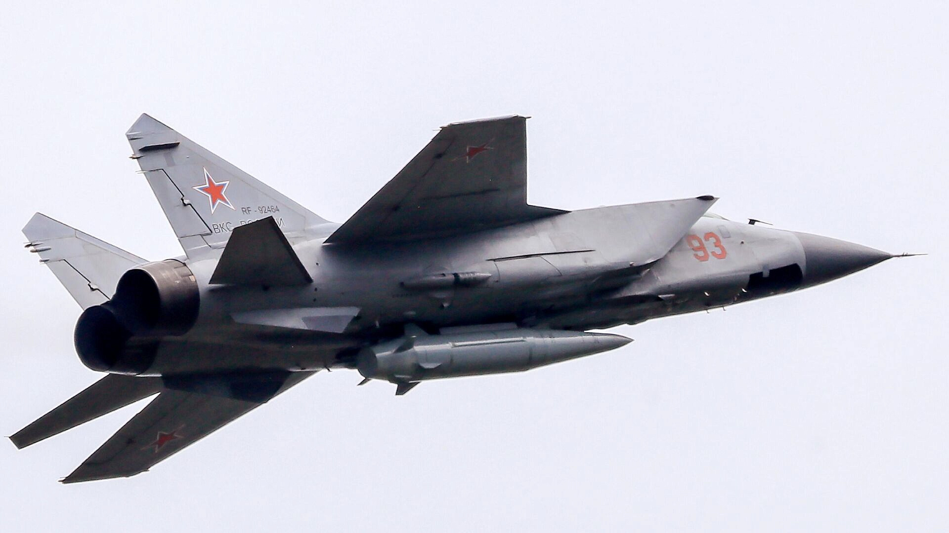 МиГ-31и с "Кинжалами" выполнили плановый полет над Японским морем