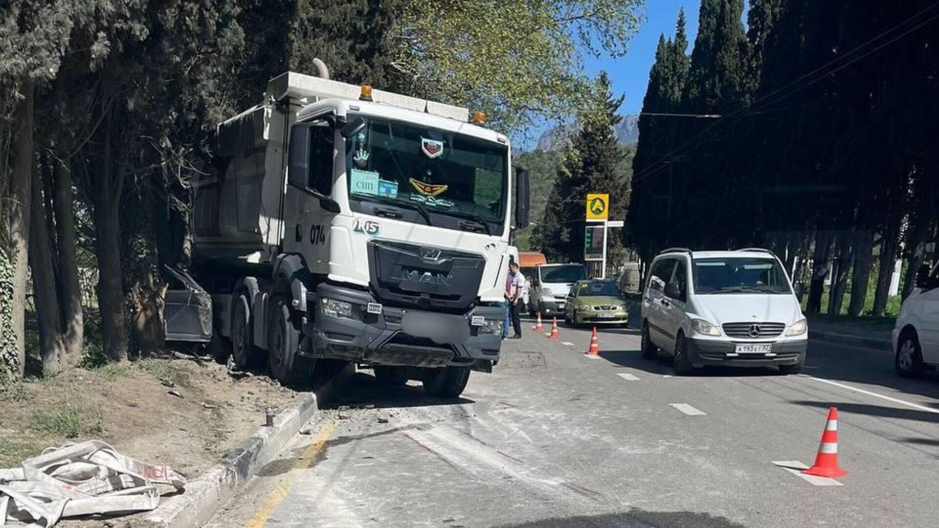 В Крыму установили личности погибших в раздавленной грузовиком легковушке