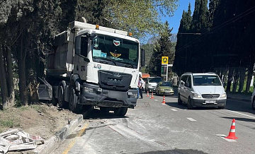 В Крыму установили личности погибших в раздавленной грузовиком легковушке
