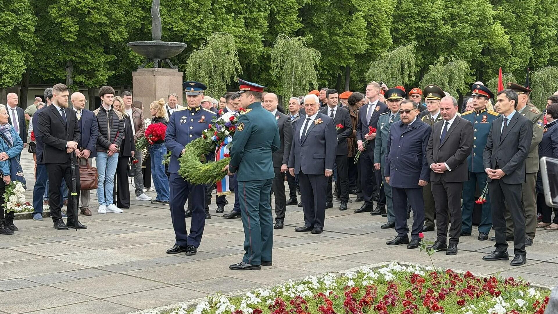 Посол России в ФРГ возложил венки на советском воинском мемориале в Берлине
