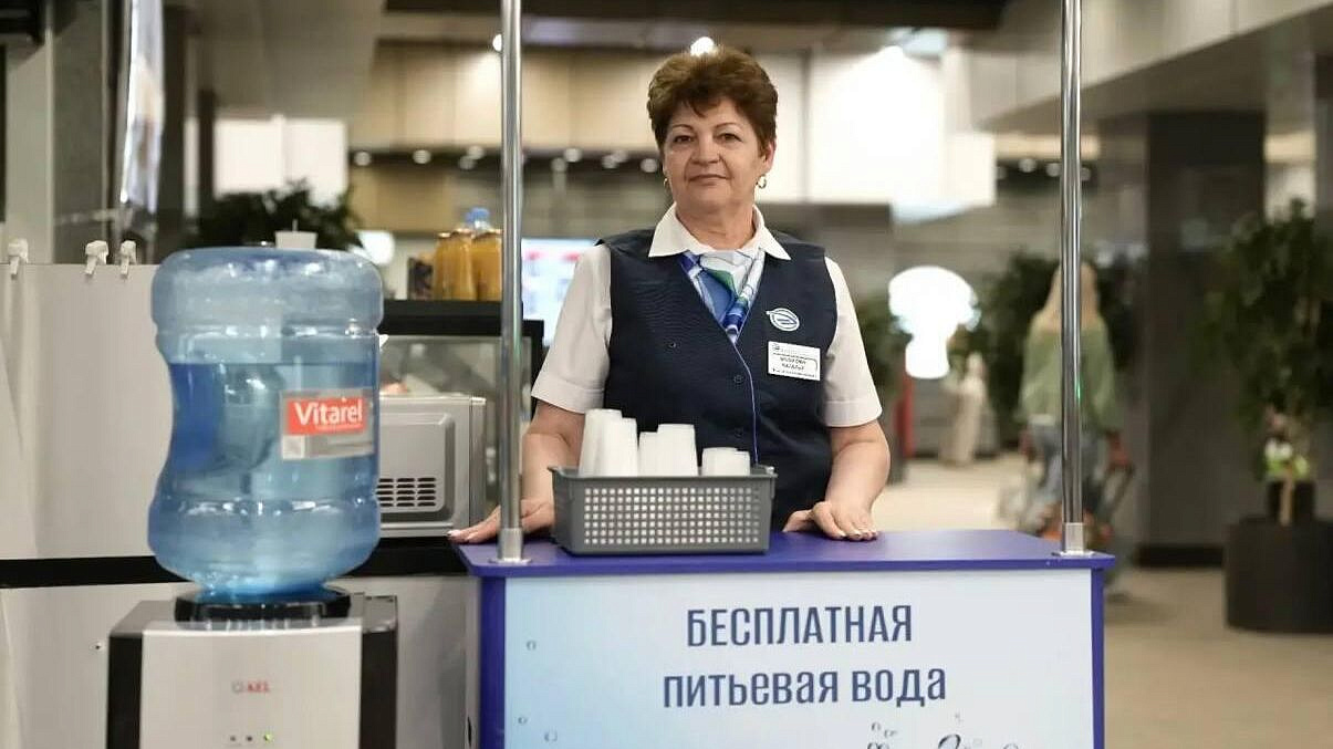 Около 10 тысяч бутылок с водой раздали пассажирам в Подмосковье в жару