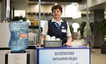 Около 10 тысяч бутылок с водой раздали пассажирам в Подмосковье в жару