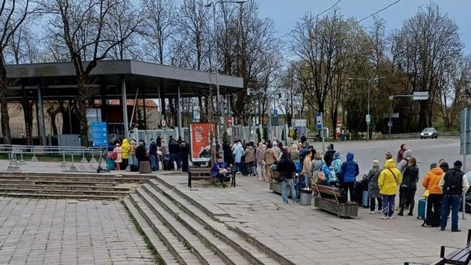 Жительница Нарвы рассказала, как подруга "держала" место в очереди на КПП 