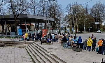 Жительница Нарвы рассказала, как подруга "держала" место в очереди на КПП 