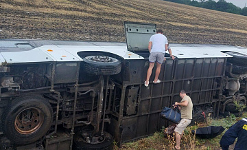 На Кубани госпитализировали двух человек, пострадавших в ДТП с автобусом