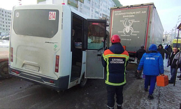 В Саратовской области маршрутка столкнулась с фурой, есть пострадавшие