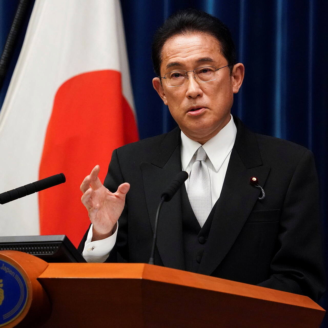Японское правительство в полном составе ушло в отставку