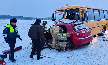 В Красноярском крае школьный автобус столкнулся с легковушкой