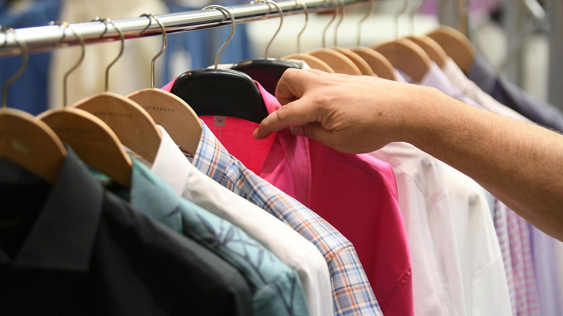 Россия в феврале сократила импорт одежды из Китая