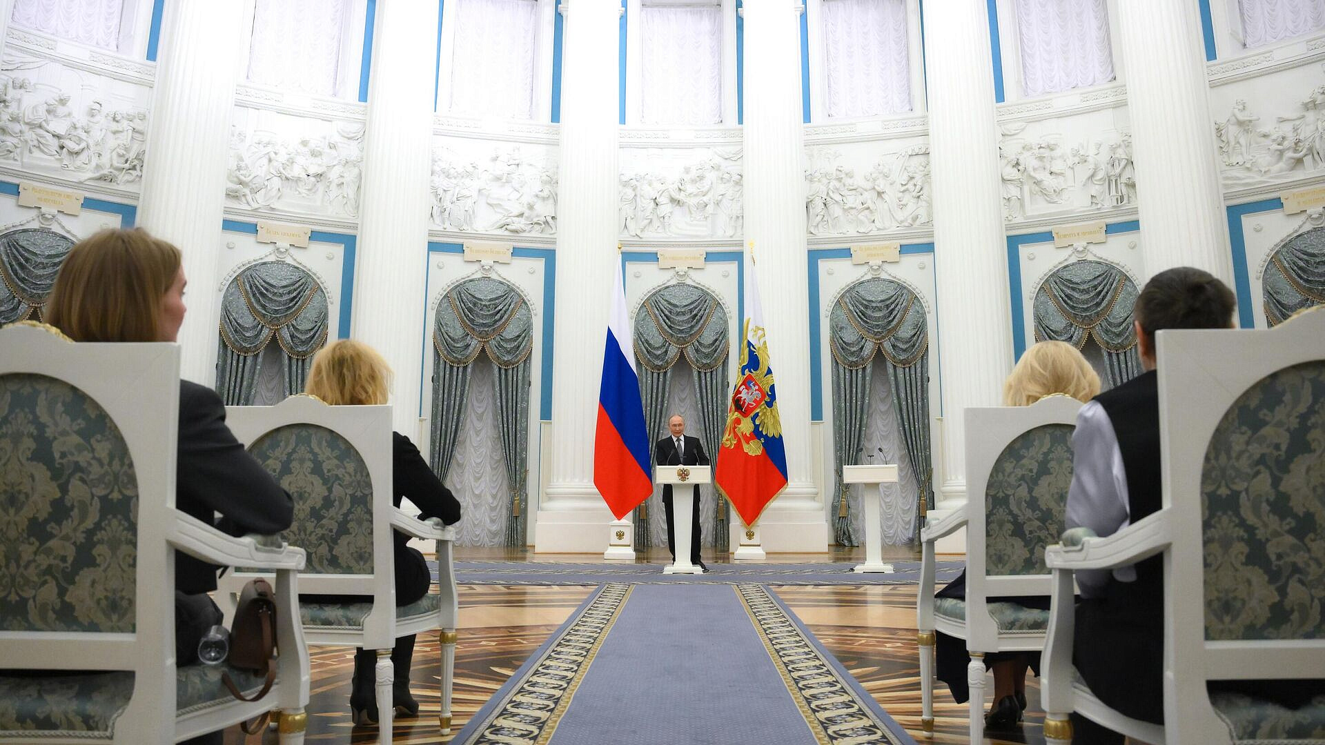 Путин отметил работу дирижера Никифорчина и архитектора Капустина Путин отметил работу дирижера Никифорчина и архитектора Капустина