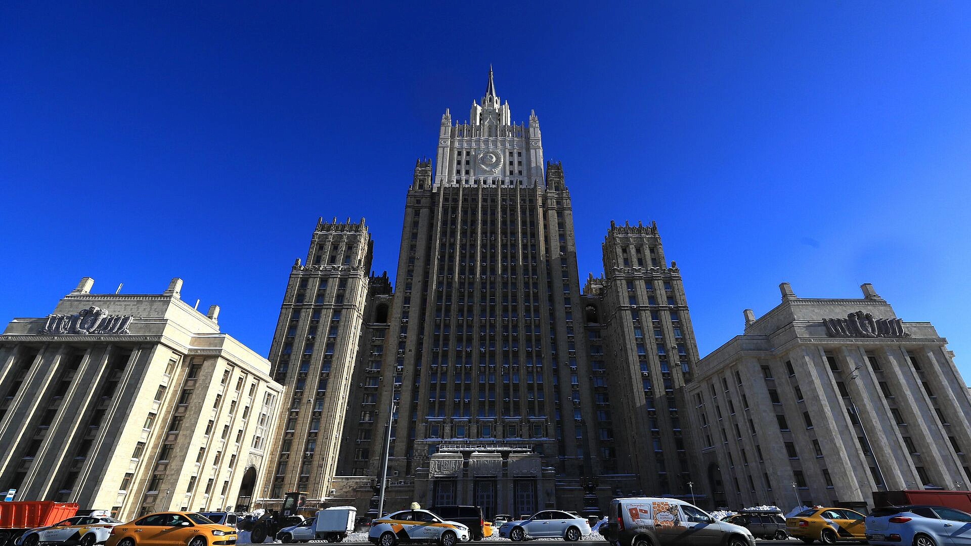 В МИД предупредили о риске задержаний россиян за рубежом и выдачи в США