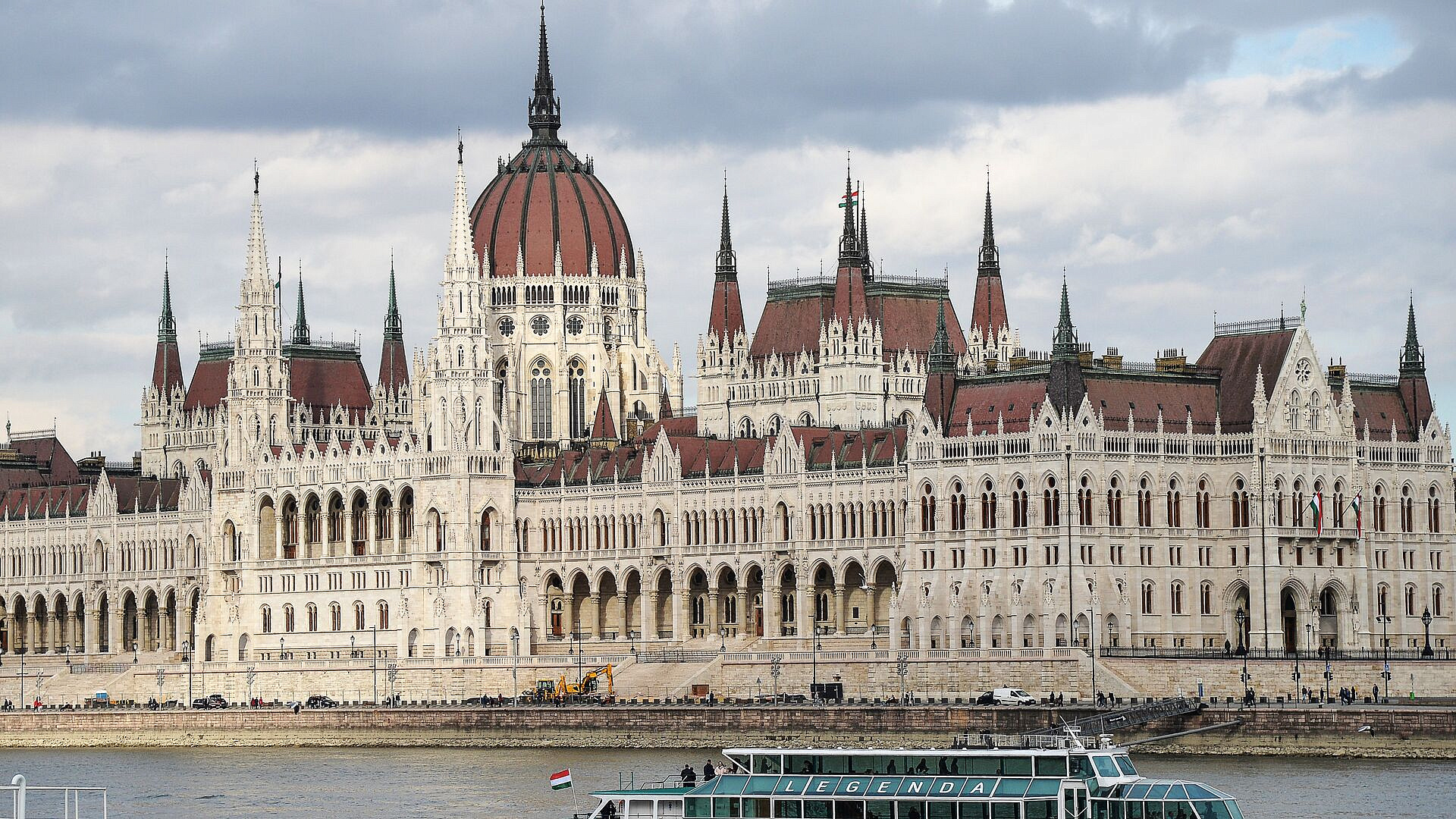 Парламент Венгрии принял 15-ю поправку к конституции
