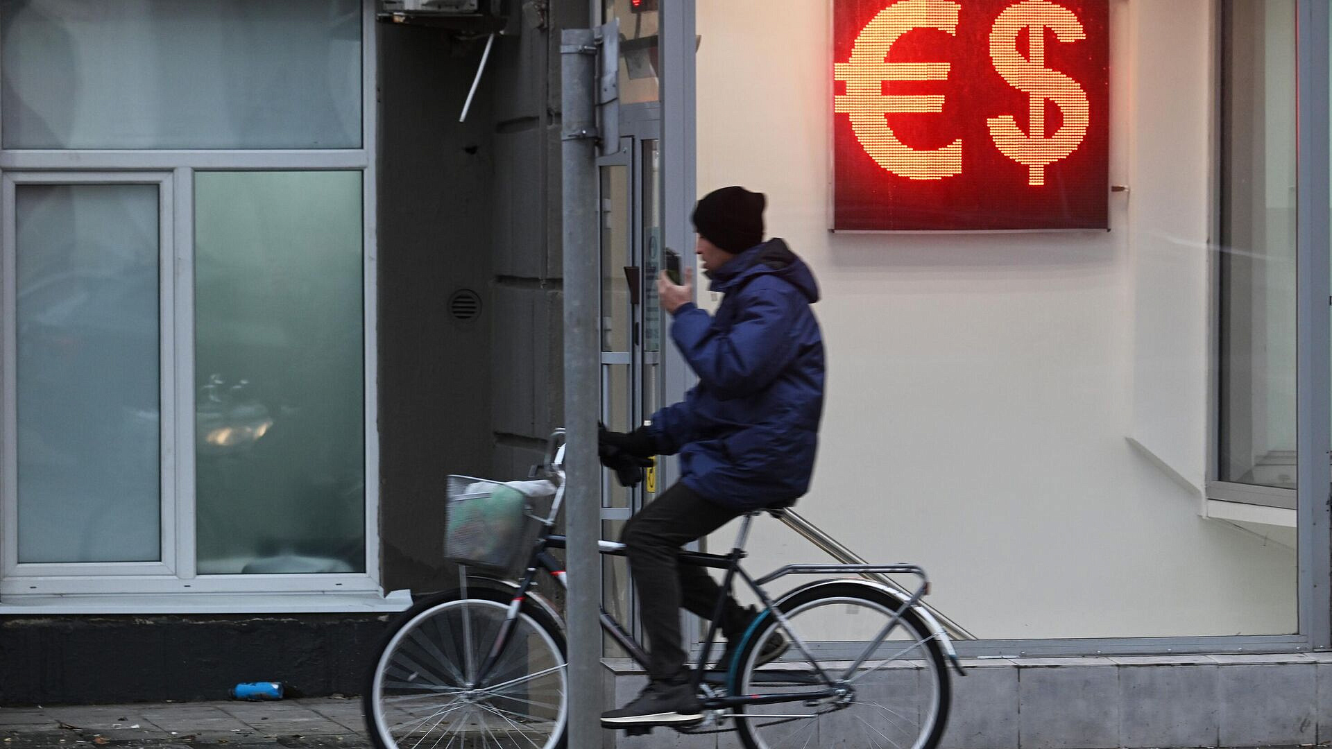 Опрос показал, что россияне думают о росте курса доллара